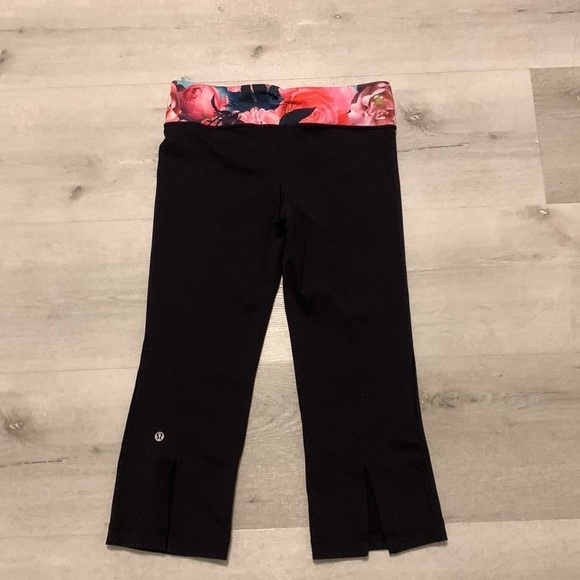 Lululemon Black Capris Women's Size 6 Gather and Crow black floral split‎ back - Picture 5 of 10